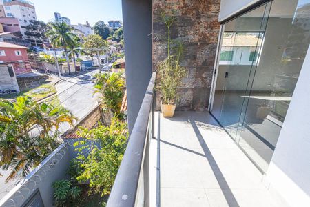 Casa para alugar com 280m², 4 quartos e 4 vagas Casa para alugar com 280m², 4 quartos e 4 vagasvaranda