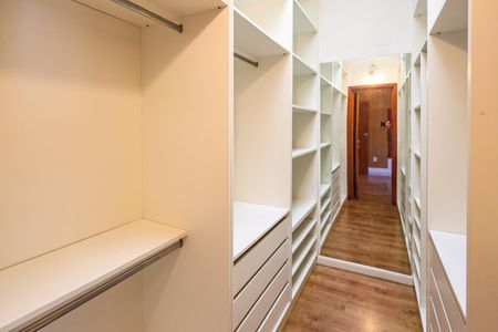 Casa de condomínio para alugar com 300m², 5 quartos e 4 vagas Casa de condomínio para alugar com 300m², 5 quartos e 4 vagasCloset da suíte 3