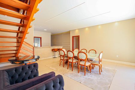 Casa de condomínio para alugar com 300m², 5 quartos e 4 vagas Casa de condomínio para alugar com 300m², 5 quartos e 4 vagasSala