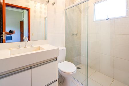 Casa de condomínio para alugar com 300m², 5 quartos e 4 vagas Casa de condomínio para alugar com 300m², 5 quartos e 4 vagasBanheiro do Suite 1