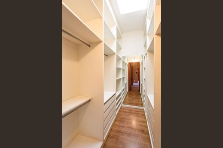 Casa de condomínio para alugar com 300m², 5 quartos e 4 vagas Casa de condomínio para alugar com 300m², 5 quartos e 4 vagasCloset da suíte 3