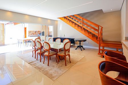 Casa de condomínio para alugar com 300m², 5 quartos e 4 vagas Casa de condomínio para alugar com 300m², 5 quartos e 4 vagasSala