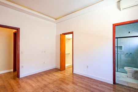 Casa de condomínio para alugar com 300m², 5 quartos e 4 vagas Casa de condomínio para alugar com 300m², 5 quartos e 4 vagasSuite 3