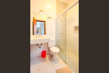Casa de condomínio para alugar com 300m², 5 quartos e 4 vagas Casa de condomínio para alugar com 300m², 5 quartos e 4 vagasBanheiro do Suite 2