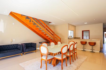 Casa de condomínio para alugar com 300m², 5 quartos e 4 vagas Casa de condomínio para alugar com 300m², 5 quartos e 4 vagasSala