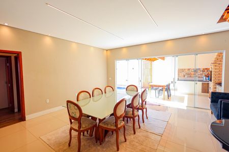 Casa de condomínio para alugar com 300m², 5 quartos e 4 vagas Casa de condomínio para alugar com 300m², 5 quartos e 4 vagasCozinhaSala