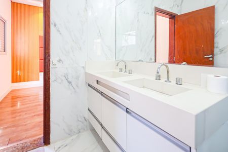 Casa de condomínio para alugar com 300m², 5 quartos e 4 vagas Casa de condomínio para alugar com 300m², 5 quartos e 4 vagasBanheiro da Suíte 3