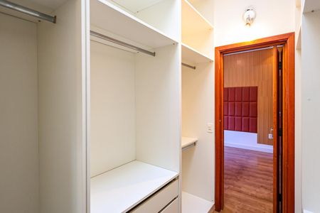 Casa de condomínio para alugar com 300m², 5 quartos e 4 vagas Casa de condomínio para alugar com 300m², 5 quartos e 4 vagasCloset da suíte 3