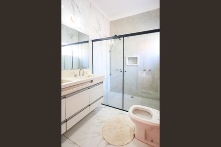 Casa de condomínio para alugar com 300m², 5 quartos e 4 vagas Casa de condomínio para alugar com 300m², 5 quartos e 4 vagasBanheiro da Suíte 3