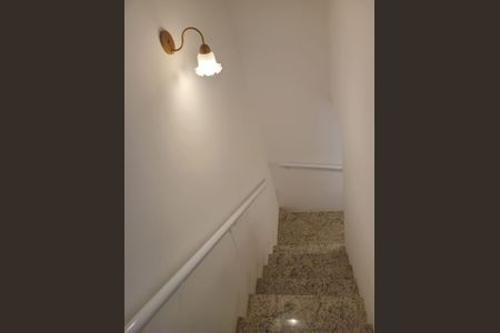 Casa de condomínio para alugar com 109m², 2 quartos e 2 vagas Casa de condomínio para alugar com 109m², 2 quartos e 2 vagasEscada