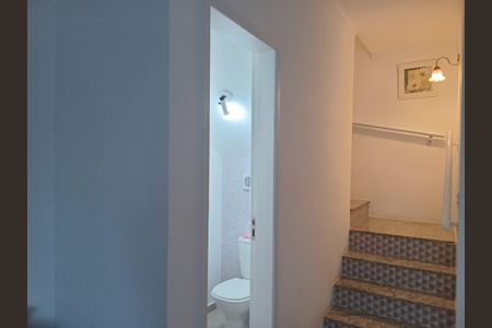 Casa de condomínio para alugar com 109m², 2 quartos e 2 vagas Casa de condomínio para alugar com 109m², 2 quartos e 2 vagasEscada