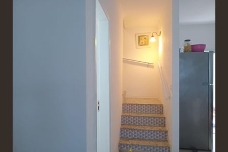 Casa de condomínio para alugar com 109m², 2 quartos e 2 vagas Casa de condomínio para alugar com 109m², 2 quartos e 2 vagasEscada
