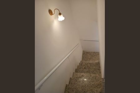 Casa de condomínio para alugar com 109m², 2 quartos e 2 vagas Casa de condomínio para alugar com 109m², 2 quartos e 2 vagasEscada