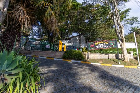 Casa de condomínio para alugar com 2200m², 4 quartos e 2 vagas Casa de condomínio para alugar com 2200m², 4 quartos e 2 vagasFachada do condomínio