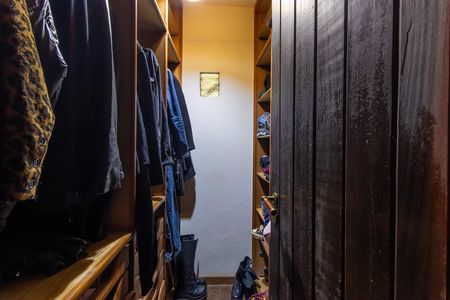 Casa de condomínio para alugar com 2200m², 4 quartos e 2 vagas Casa de condomínio para alugar com 2200m², 4 quartos e 2 vagasCloset Quarto 3 - Suite master