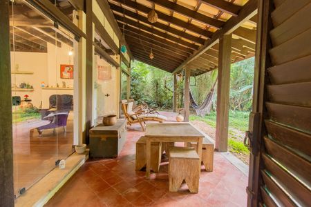 Casa de condomínio para alugar com 2200m², 4 quartos e 2 vagas Casa de condomínio para alugar com 2200m², 4 quartos e 2 vagasÁrea externa
