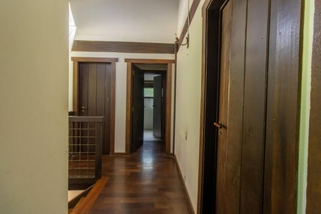 Casa de condomínio para alugar com 2200m², 4 quartos e 2 vagas Casa de condomínio para alugar com 2200m², 4 quartos e 2 vagasCorredor andar superior