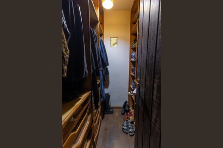 Casa de condomínio para alugar com 2200m², 4 quartos e 2 vagas Casa de condomínio para alugar com 2200m², 4 quartos e 2 vagasCloset Quarto 3 - Suite master