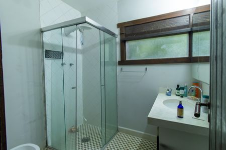 Casa de condomínio para alugar com 2200m², 4 quartos e 2 vagas Casa de condomínio para alugar com 2200m², 4 quartos e 2 vagasBanheiro da Suíte 1