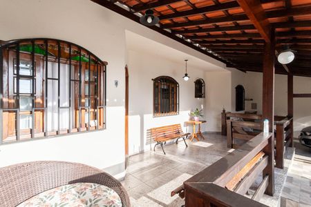 Casa à venda com 420m², 4 quartos e 6 vagasVaranda