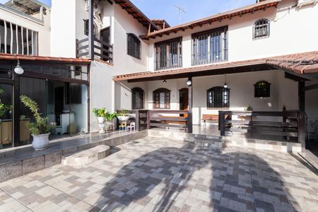 Casa à venda com 420m², 4 quartos e 6 vagasFachada