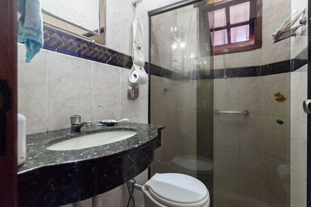 Casa à venda com 420m², 4 quartos e 6 vagasBanheiro da semi suíte 1