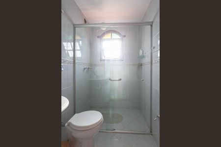 Casa à venda com 420m², 4 quartos e 6 vagasBanheiro da semi suíte 2