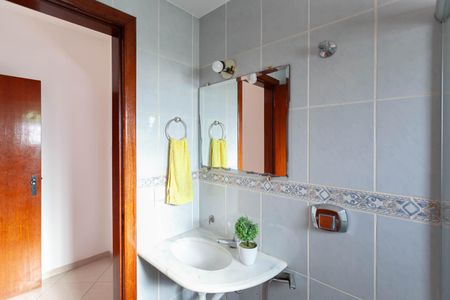 Casa à venda com 420m², 4 quartos e 6 vagasBanheiro da semi suíte 2