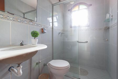 Casa à venda com 420m², 4 quartos e 6 vagasBanheiro da semi suíte 2