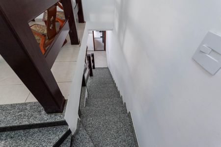 Casa à venda com 420m², 4 quartos e 6 vagasEscada