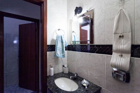 Casa à venda com 420m², 4 quartos e 6 vagasBanheiro da semi suíte 1