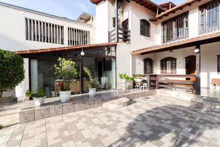 Casa à venda com 420m², 4 quartos e 6 vagasFachada