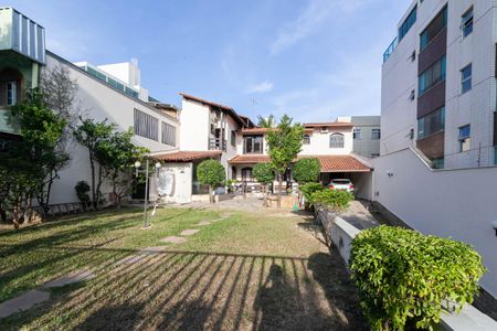 Casa à venda com 420m², 4 quartos e 6 vagasQuintal