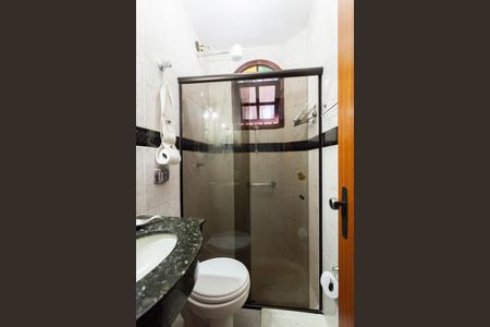 Casa à venda com 420m², 4 quartos e 6 vagasBanheiro da semi suíte 1
