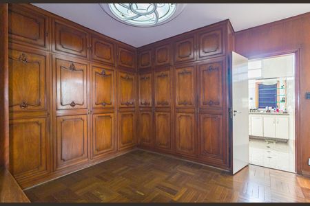 Apartamento à venda com 325m², 4 quartos e 3 vagas Apartamento à venda com 325m², 4 quartos e 3 vagasCloset - Suíte 3