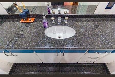 Apartamento à venda com 325m², 4 quartos e 3 vagas Apartamento à venda com 325m², 4 quartos e 3 vagasDetalhe Banheiro - Suíte 1