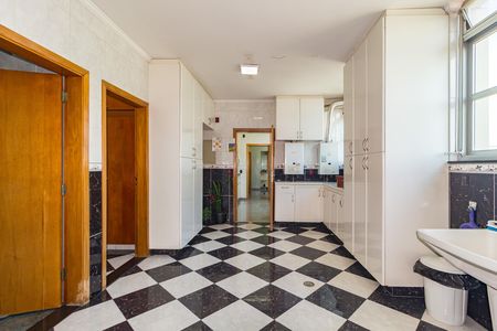 Apartamento à venda com 325m², 4 quartos e 3 vagas Apartamento à venda com 325m², 4 quartos e 3 vagasÁrea de Serviço