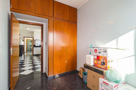 Apartamento à venda com 325m², 4 quartos e 3 vagas Apartamento à venda com 325m², 4 quartos e 3 vagasQuarto 1 - Área de Serviço