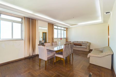 Apartamento à venda com 325m², 4 quartos e 3 vagas Apartamento à venda com 325m², 4 quartos e 3 vagasSala de Jantar