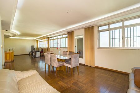 Apartamento à venda com 325m², 4 quartos e 3 vagas Apartamento à venda com 325m², 4 quartos e 3 vagasSala de Jantar