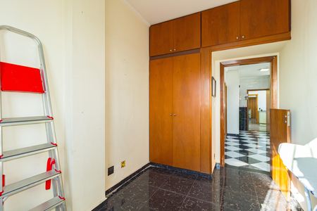 Apartamento à venda com 325m², 4 quartos e 3 vagas Apartamento à venda com 325m², 4 quartos e 3 vagasQuarto 2 - Área de Serviço