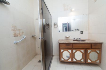 Casa de condomínio para alugar com 220m², 3 quartos e 2 vagas Casa de condomínio para alugar com 220m², 3 quartos e 2 vagasBanheiro da Suíte