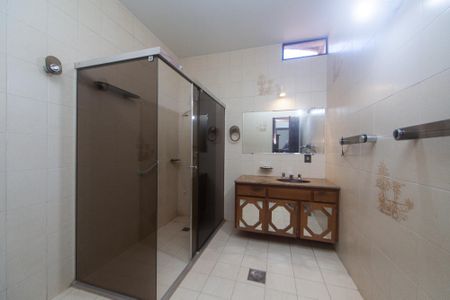 Casa de condomínio para alugar com 220m², 3 quartos e 2 vagas Casa de condomínio para alugar com 220m², 3 quartos e 2 vagasBanheiro da Suíte