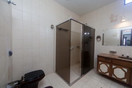 Casa de condomínio para alugar com 220m², 3 quartos e 2 vagas Casa de condomínio para alugar com 220m², 3 quartos e 2 vagasBanheiro da Suíte
