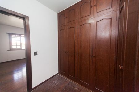 Casa de condomínio para alugar com 220m², 3 quartos e 2 vagas Casa de condomínio para alugar com 220m², 3 quartos e 2 vagasCloset da suíte
