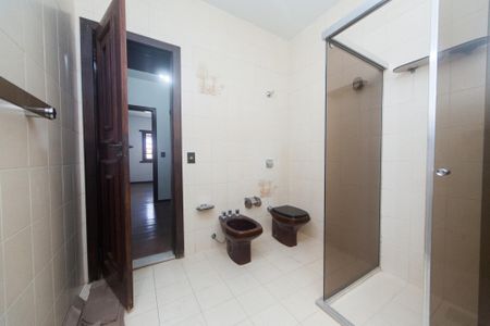 Casa de condomínio para alugar com 220m², 3 quartos e 2 vagas Casa de condomínio para alugar com 220m², 3 quartos e 2 vagasBanheiro da Suíte