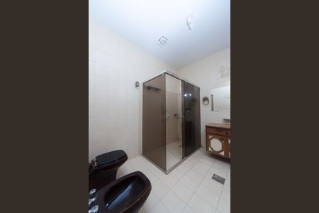Casa de condomínio para alugar com 220m², 3 quartos e 2 vagas Casa de condomínio para alugar com 220m², 3 quartos e 2 vagasBanheiro da Suíte