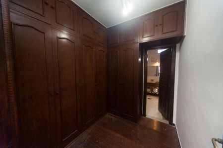 Casa de condomínio para alugar com 220m², 3 quartos e 2 vagas Casa de condomínio para alugar com 220m², 3 quartos e 2 vagasCloset da suíte