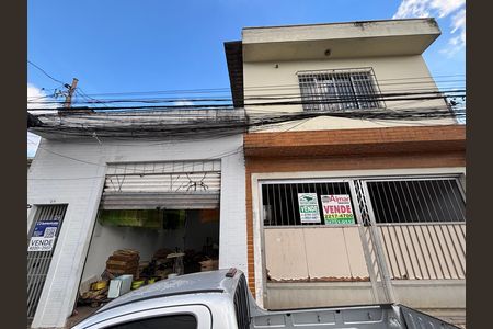 Casa à venda com 210m², 3 quartos e 3 vagas Casa à venda com 210m², 3 quartos e 3 vagasFechada