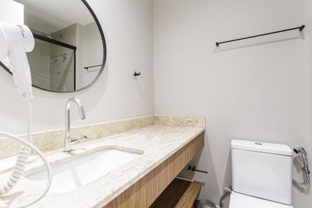 Banheiro de kitnet/studio para alugar com 1 quarto, 28m² em Indianópolis, São Paulo